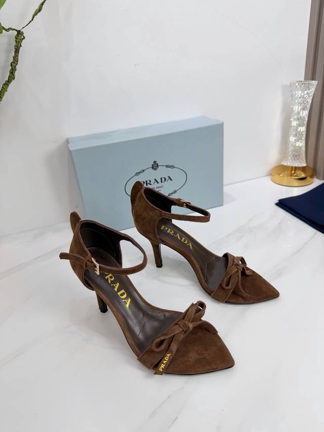 出厂 2025 Sss重磅推出普拉达最新长短靴，凉鞋单鞋，细跟，后空，粗跟系列 Prada早春T台走秀网红同款＂造梦不夜城＂，Prada能在重要场合上用得上了，