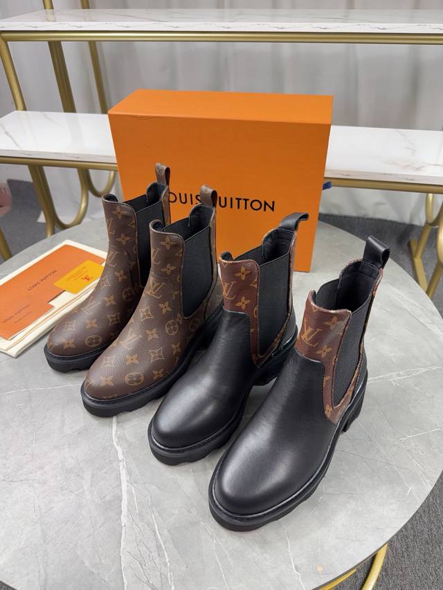 Louis. Vuitton2025 专柜主打款巴黎时装周走秀系列爆款，纯正1:1打造金色铆钉、可以 度旋转的Logo每个特点都让人着迷，明星大咖对她更是爱不释