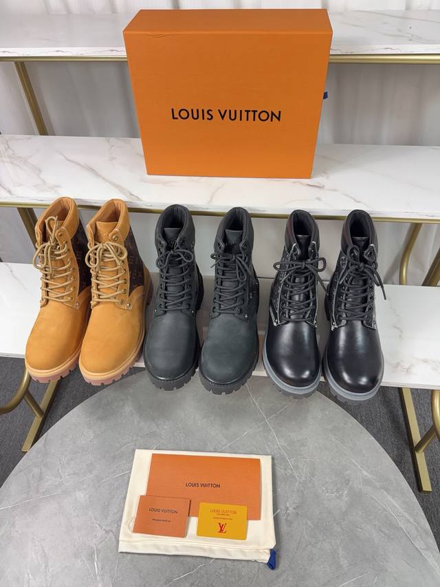 2025顶级版本：情侣款Lv 老花 压花 大黄靴 及踝靴 压纹防水正绒面牛皮靴，依托品牌精湛匠艺于意大利悉心重塑经典 T 6 英寸靴型打造的 美式风格秋冬男女装