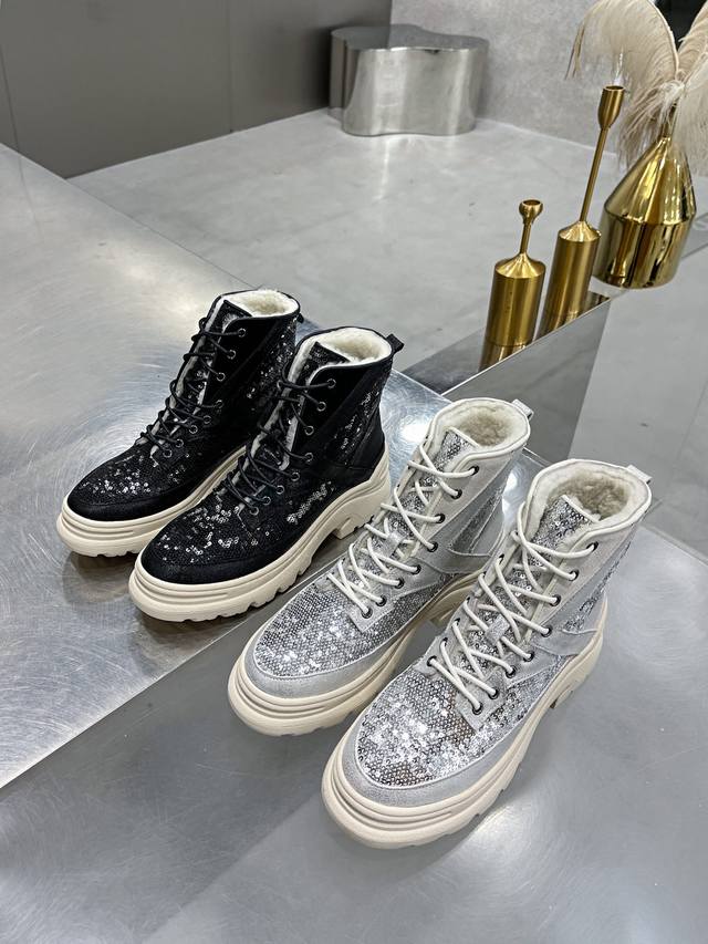 Ugg新款雪地靴；拒绝臃肿，原版头层全粒面防水牛皮+澳洲皮毛一体，内里澳洲羊皮毛一体，系带一脚蹬方便穿脱，冬季必备的一款毛靴， 请不要拿那些内里做半截假毛的来对