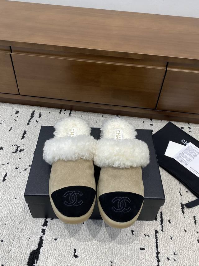 Chanel 2025秋冬款毛拖，半拖， 香奈儿秋冬新品真毛羊毛拖鞋，靴子 小香2025秋冬最美雪地靴没有之一 经典好看又保暖的雪地靴保暖性超强！ 这个冬天有它