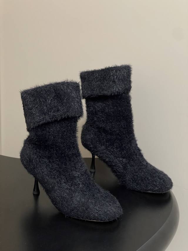 Gianvito Rossi 25Wf秋冬新款 罗西 Gr毛线针织高跟袜子靴 当针织的温柔肌理邂逅高跟的利落锋芒，袜子靴便以独特美学 重新定义秋冬足部时尚。精选