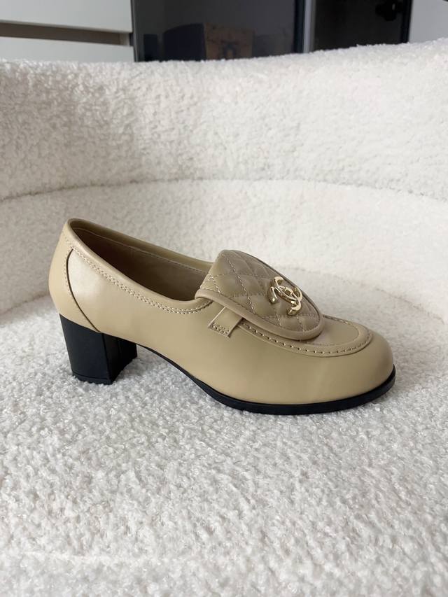 飞机盒+10 香奈儿 Chanel 25 A 官网新款乐福鞋 终于等到它！ 经典的双C扣配上菱格纹书包装饰 每一处细节都散发着高级感 牛皮革面料细腻有型 羊皮内