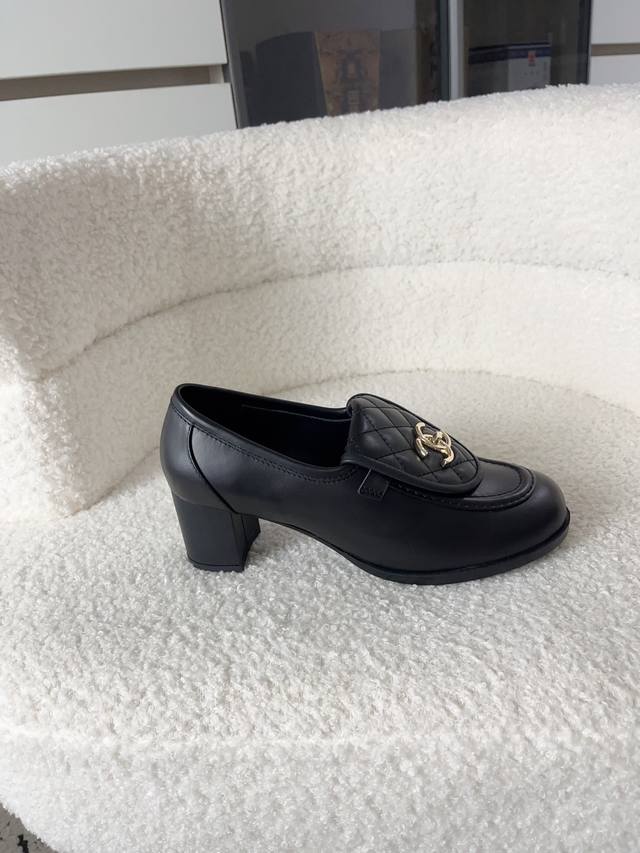 飞机盒+10 香奈儿 Chanel 25 A 官网新款乐福鞋 终于等到它！ 经典的双C扣配上菱格纹书包装饰 每一处细节都散发着高级感 牛皮革面料细腻有型 羊皮内