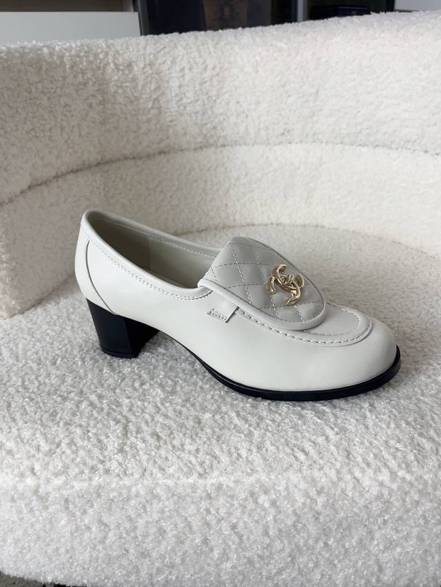 飞机盒+10 香奈儿 Chanel 25 A 官网新款乐福鞋 终于等到它！ 经典的双C扣配上菱格纹书包装饰 每一处细节都散发着高级感 牛皮革面料细腻有型 羊皮内