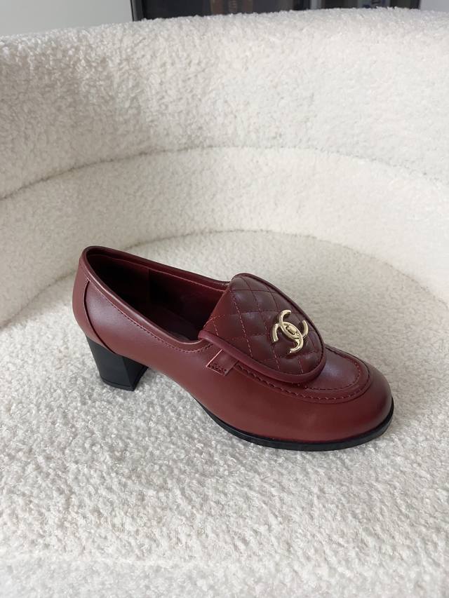 飞机盒+10 香奈儿 Chanel 25 A 官网新款乐福鞋 终于等到它！ 经典的双C扣配上菱格纹书包装饰 每一处细节都散发着高级感 牛皮革面料细腻有型 羊皮内