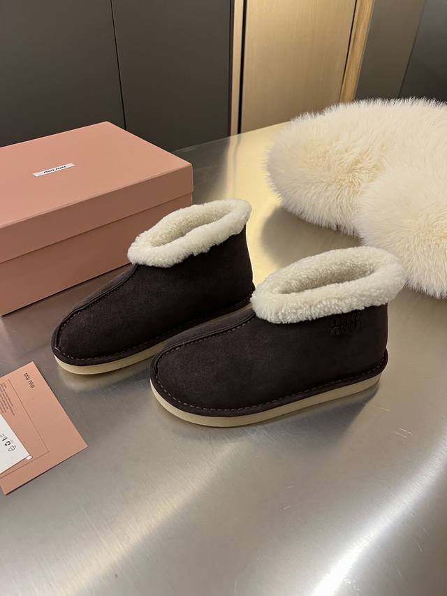 Miumiu 25Ss秋冬走秀款｜高级感拉满的羊毛小短靴 轻松拥有秀场同款 各大时装杂志常驻款｜明星博主私服挚爱 上脚惊艳，闭眼入不踩雷！ 鞋面选用丝光牛反绒，