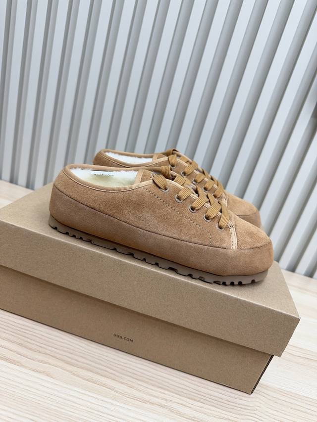 Ugg 系带泰迪羊毛包子鞋 鞋面采用质感满分的泰迪毛皮革，细腻缝制立体Logo，一眼高级。 翻毛搭扣设计，复古又精致，轻松穿出慵懒时髦感。 内里精选澳洲美利奴羊
