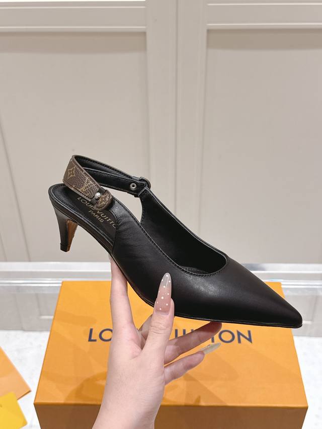 路易威登2025秋冬系列新作 专柜走秀同款后空单鞋惊艳登场 经典尖头设计搭配6Cm优雅方跟 行走间尽显从容姿态 Lv专属楦型立体剪裁 完美重塑品牌灵魂线条 选用