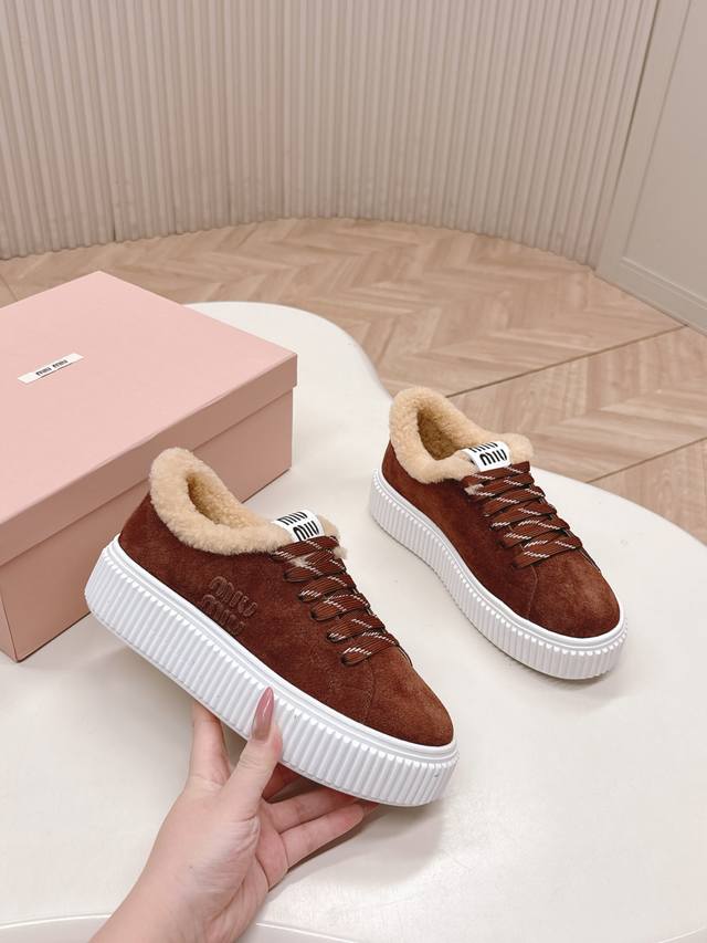 Miumiu 2025秋冬新款 羊毛厚底饼干鞋 冬季经典升级加羊毛 增高4厘米的同时，既有饼干鞋的秀气轻盈，又有毛毛质感的可爱和保暖性可谓是时尚与实用并存了~