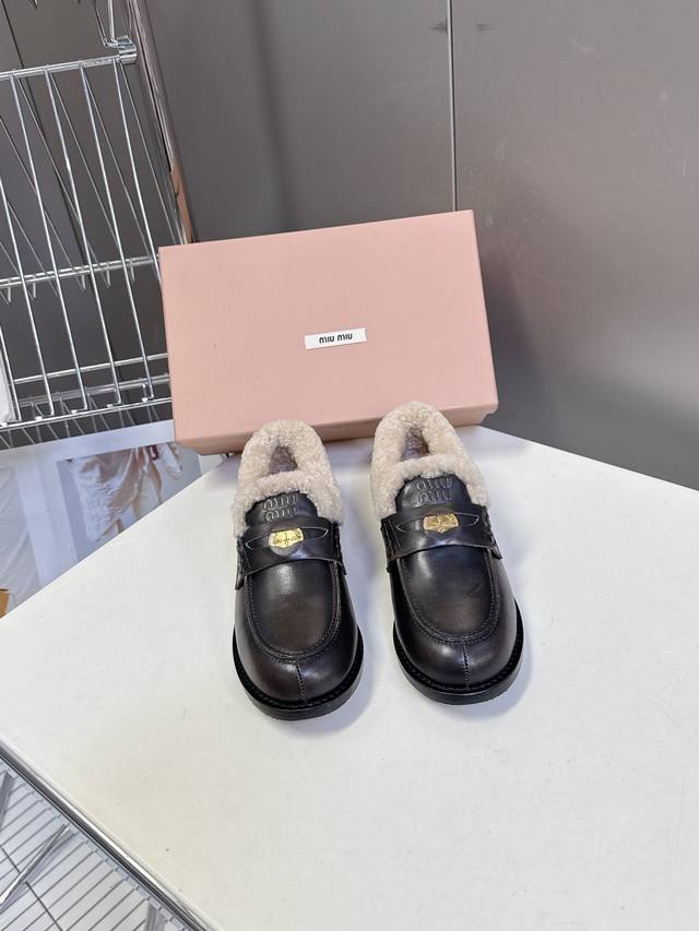 Miu Miu缪缪秋冬最新款钱币乐福鞋 毛毛鞋 超多明星时尚博主种草 毛茸茸的看着就暖和 新出的‘小钱币’真的让人一整个心都融化 除了中间夹着一颗钱币这种细节之