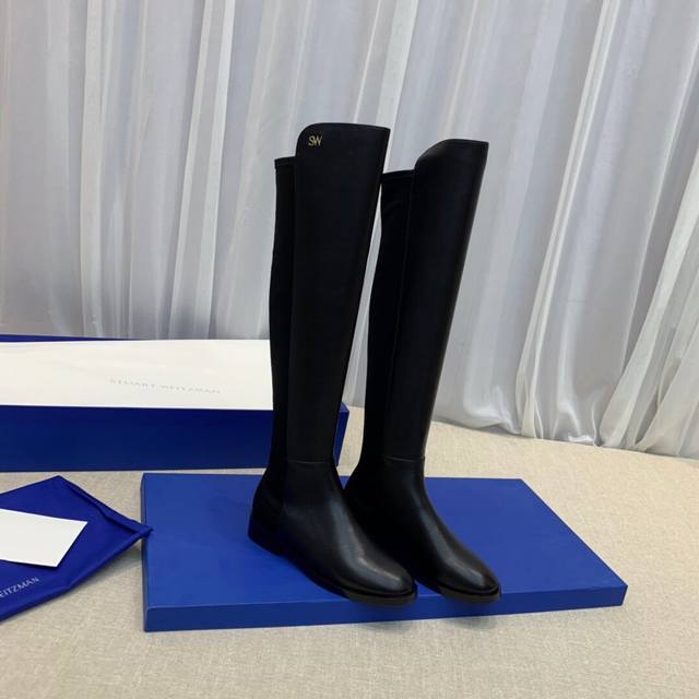 皮面款， 这批订单是通过调取国内原厂鞋档数据 底楦 面料到外发工厂P进行重新拼装 每一处的工艺都严卡原厂的数据标准生产 严丝合缝，Sw的鞋子如果没有原档和底楦很