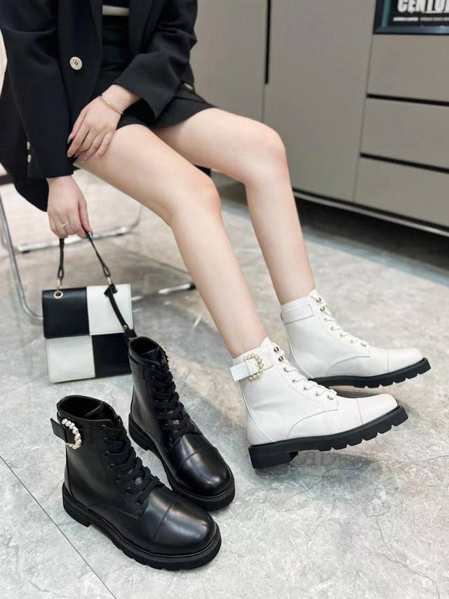 短靴 秋冬新品马丁靴女靴 气质女神款 独家上新！ 最耐看的靴子就是非它莫属了！随意搭配且可完美， 原版楦型， 配以轻便防滑耐磨大底 ，女神的最佳选择。 面料：牛