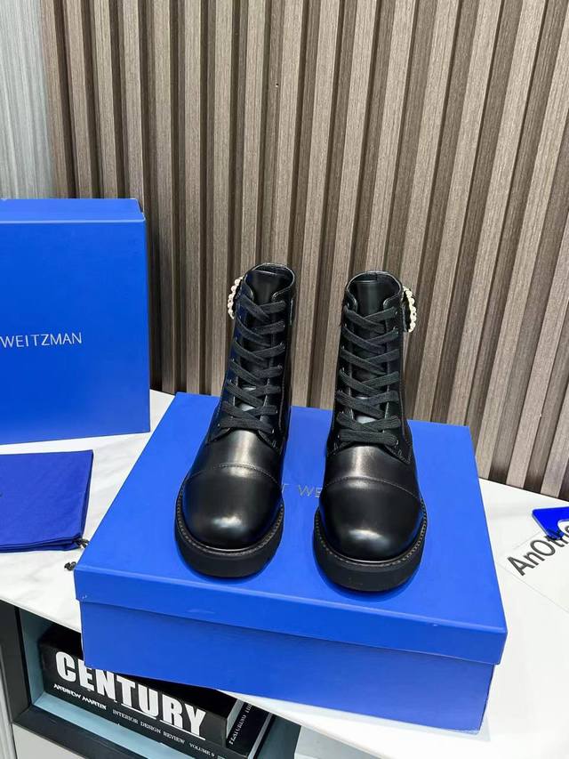 短靴2025秋冬新品马丁靴女靴 气质女神款 独家上新！ 最耐看的靴子就是非它莫属了！随意搭配且可完美， 原版楦型， 配以轻便防滑耐磨大底 ，女神的最佳选择。 面