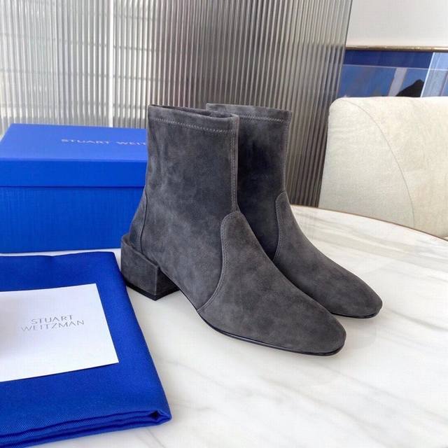 斯图尔特-韦茨曼 杨幂 袁珊珊 宋佳各大国内外明星同款 原版一比一精心打造 简约风格独特 粗跟设计 弹力靴筒上脚舒适不累脚 面料：牛皮，羊绒， 内里：羊皮、 橡