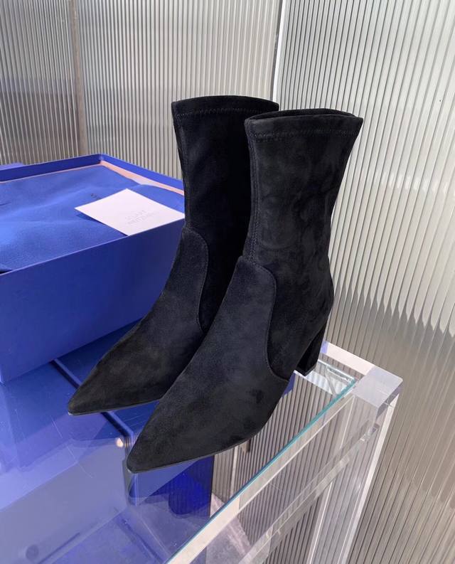 Sw 跟高7Cm 肯豆海报款尖头粗跟弹力短靴 上脚气场全开 面料，弹力羊绒 内里：猪皮内里+进口弹力莱卡 大底：橡胶耐磨大底 码数：34-42