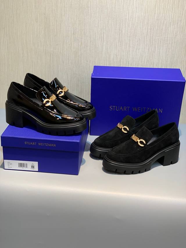 出 Sw 2025 早春新款厚底单鞋 乐福鞋 经典奢华漆皮工艺 为日常平底鞋注入时髦前卫的不羁个性，使鞋子兼具实穿性与潮流感 简约流畅线条搭配微微收窄的杏仁圆头