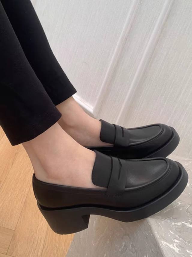 亚光牛皮面 亮光漆皮面 进口羊皮内里 早春新款厚底单鞋 乐福鞋 经典奢华漆皮工艺 为日常平底鞋注入时髦前卫的不羁个性，使鞋子兼具实穿性与潮流感 简约流畅线条搭配