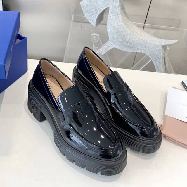 出 Sw 2025 早春新款厚底单鞋 乐福鞋 经典奢华漆皮工艺 为日常平底鞋注入时髦前卫的不羁个性，使鞋子兼具实穿性与潮流感 简约流畅线条搭配微微收窄的杏仁圆头