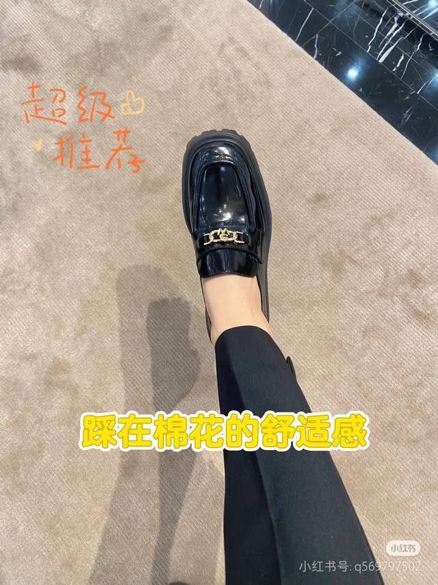 出 Sw 2025早春新款厚底单鞋 乐福鞋 经典奢华开边珠工艺 为日常方头鞋注入时髦前卫的不羁个性，使鞋子兼具实穿性与潮流感 简约流畅线条搭配微微收窄的杏仁方头