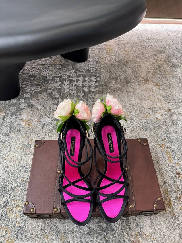 新品发售 ★面料：真丝 内里：羊皮 鞋底：牛皮 优雅风格 创造不一样的感觉 跟高 10 Cm 简约气质款式！ 市场顶级 Show Bdetails ⊿：Size