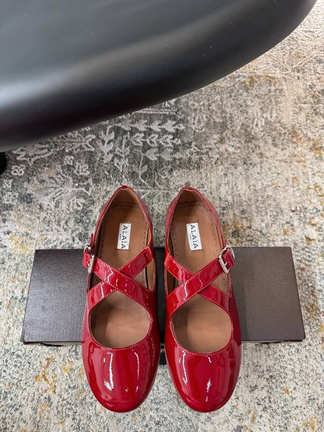 新品芭蕾舞平底鞋，超级火，上脚真的太爱啦，太美了巨舒服 ★面料： 漆皮 内里：羊皮 鞋底：橡胶底 包装：原版小皮箱 优雅风格 创造不一样的感觉 跟高：1Cm 简