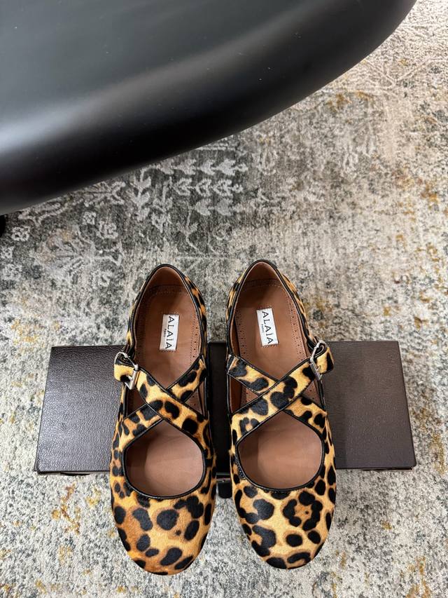 新品芭蕾舞平底鞋，超级火，上脚真的太爱啦，太美了巨舒服 ★面料：马毛 内里：羊皮 鞋底：橡胶底 包装：原版小皮箱 优雅风格 创造不一样的感觉 跟高：1Cm 简约