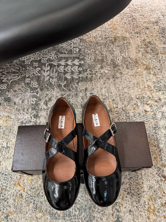 新品芭蕾舞平底鞋，超级火，上脚真的太爱啦，太美了巨舒服 ★面料： 牛漆皮 内里：羊皮 鞋底：橡胶底 包装：原版小皮箱 优雅风格 创造不一样的感觉 跟高：1Cm