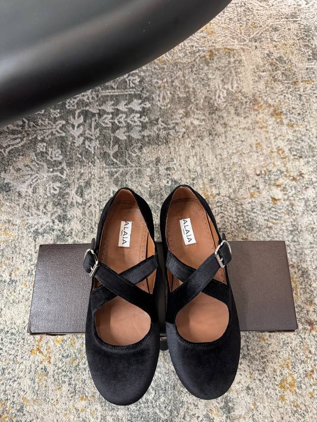 新品芭蕾舞平底鞋，超级火，上脚真的太爱啦，太美了巨舒服 ★面料： 天鹅绒 内里：羊皮 鞋底：橡胶底 包装：原版小皮箱 优雅风格 创造不一样的感觉 跟高：1Cm