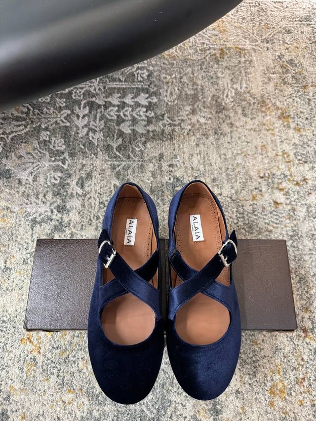 新品芭蕾舞平底鞋，超级火，上脚真的太爱啦，太美了巨舒服 ★面料： 天鹅绒 内里：羊皮 鞋底：橡胶底 包装：原版小皮箱 优雅风格 创造不一样的感觉 跟高：1Cm