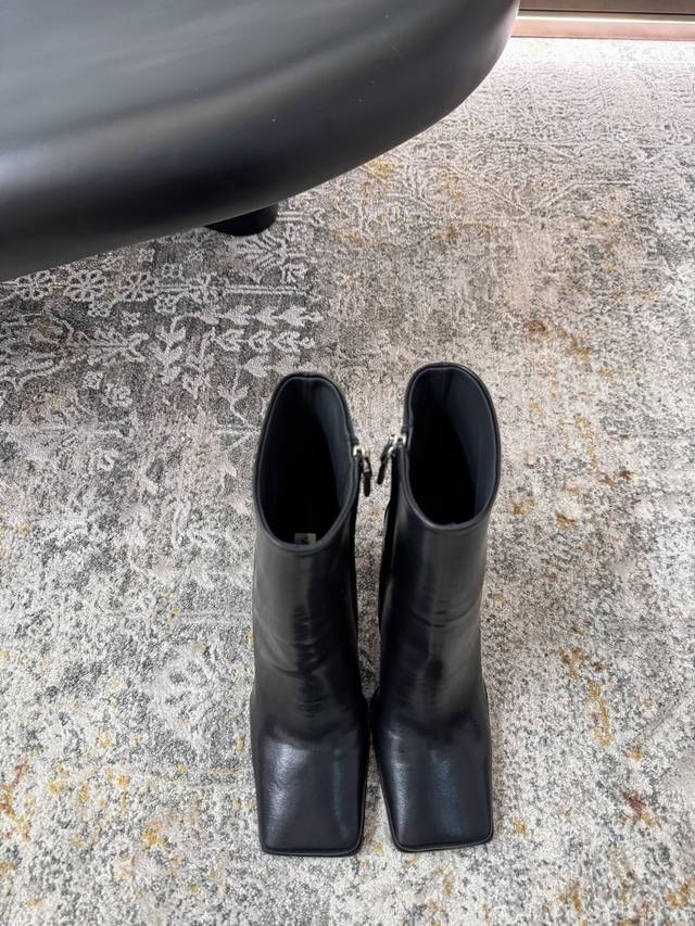 全新款式 ★面料： 牛皮 内里：牛皮 鞋底：牛皮底 优雅风格 创造不一样的感觉 跟高：10.5 Cm 简约气质款式！ 市场顶级 Show Bdetails ⊿：