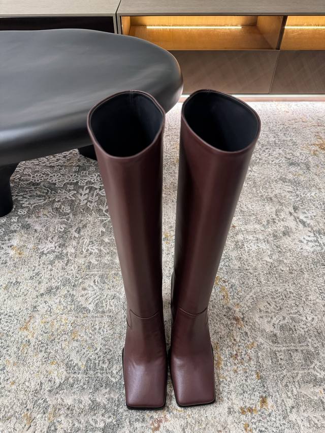 全新款式 ★面料： 牛皮 内里：牛皮 鞋底：牛皮底 优雅风格 创造不一样的感觉 跟高：10.5 Cm 简约气质款式！ 市场顶级 Show Bdetails ⊿：