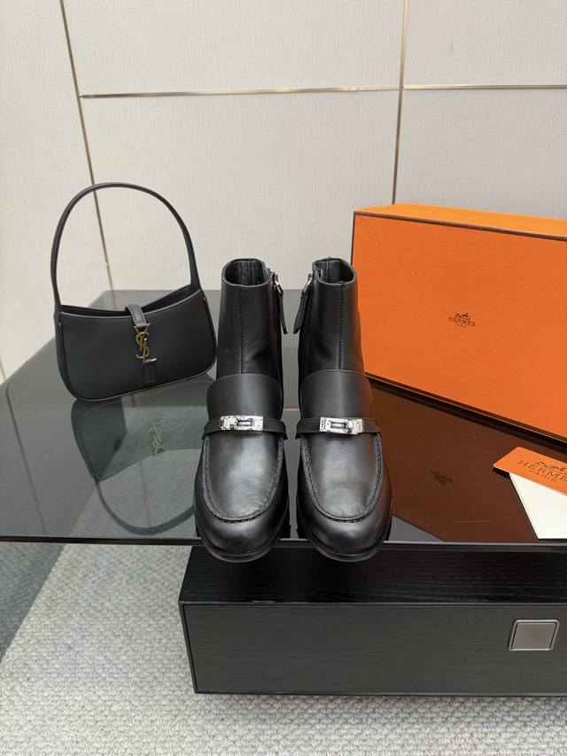 厂价 HermèS 爱马仕25Wf秋冬新品 Kelly扣复古粗跟短靴 它传承爱马仕百年匠心工艺 每一处细节都彰显非凡品质。 标志性Kelly扣点缀于靴面 闪耀金