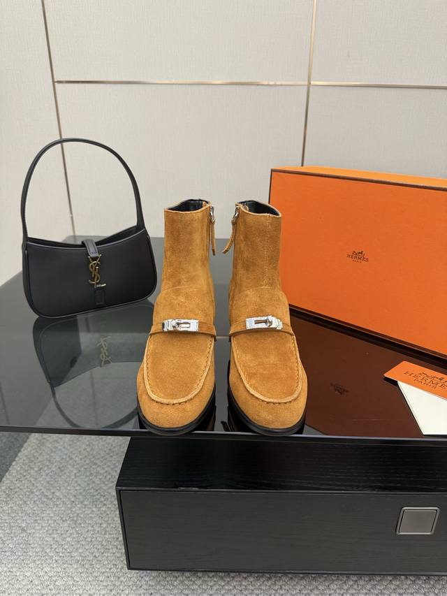 厂价 HermèS 爱马仕25Wf秋冬新品 Kelly扣复古粗跟短靴 它传承爱马仕百年匠心工艺 每一处细节都彰显非凡品质。 标志性Kelly扣点缀于靴面 闪耀金