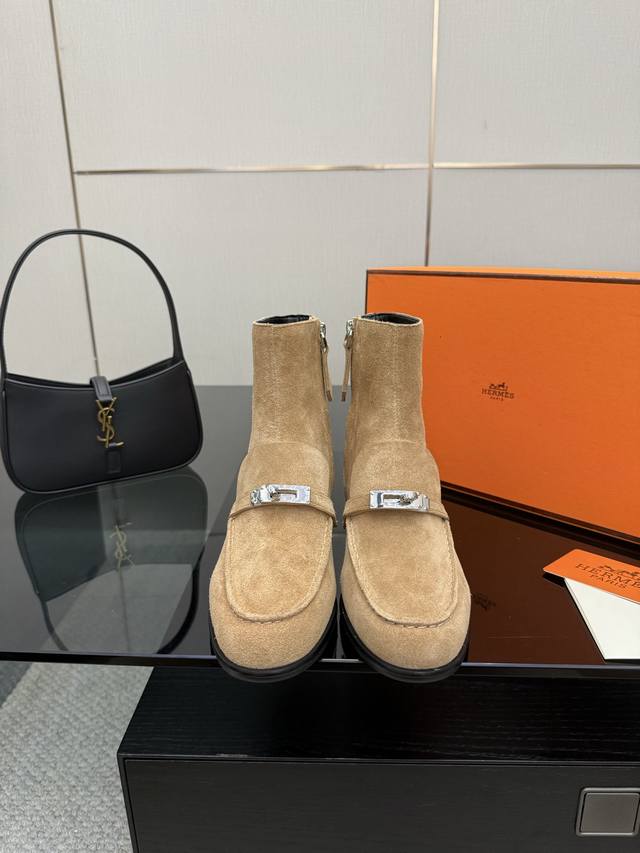 厂价 HermèS 爱马仕25Wf秋冬新品 Kelly扣复古粗跟短靴 它传承爱马仕百年匠心工艺 每一处细节都彰显非凡品质。 标志性Kelly扣点缀于靴面 闪耀金