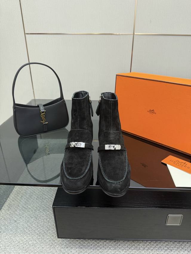 厂价 HermèS 爱马仕25Wf秋冬新品 Kelly扣复古粗跟短靴 它传承爱马仕百年匠心工艺 每一处细节都彰显非凡品质。 标志性Kelly扣点缀于靴面 闪耀金