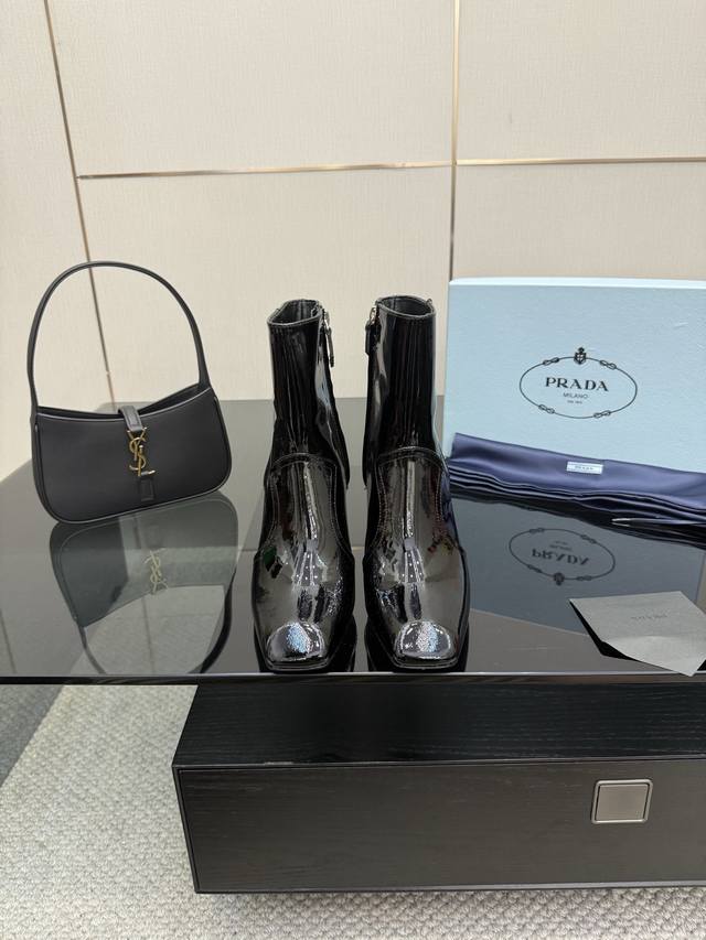 厂价 Prada 普拉达25Wf秋冬新品 三角标切尔西高跟短靴 霸总文女主的同款战靴被我挖到了！ 这双短靴 真的谁穿谁有大女主气场。 标志性三角标 辨识度直接拉