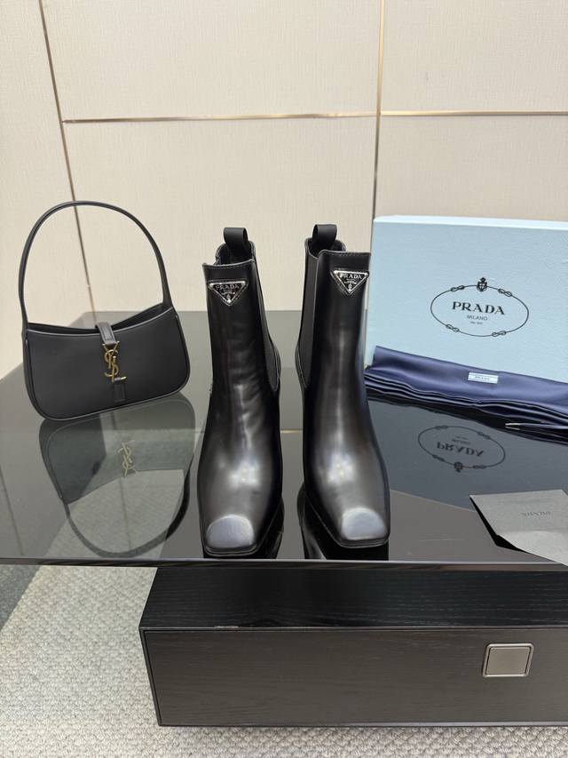厂价 Prada 普拉达25Wf秋冬新品 三角标切尔西高跟短靴 霸总文女主的同款战靴被我挖到了！ 这双短靴 真的谁穿谁有大女主气场。 标志性三角标 辨识度直接拉
