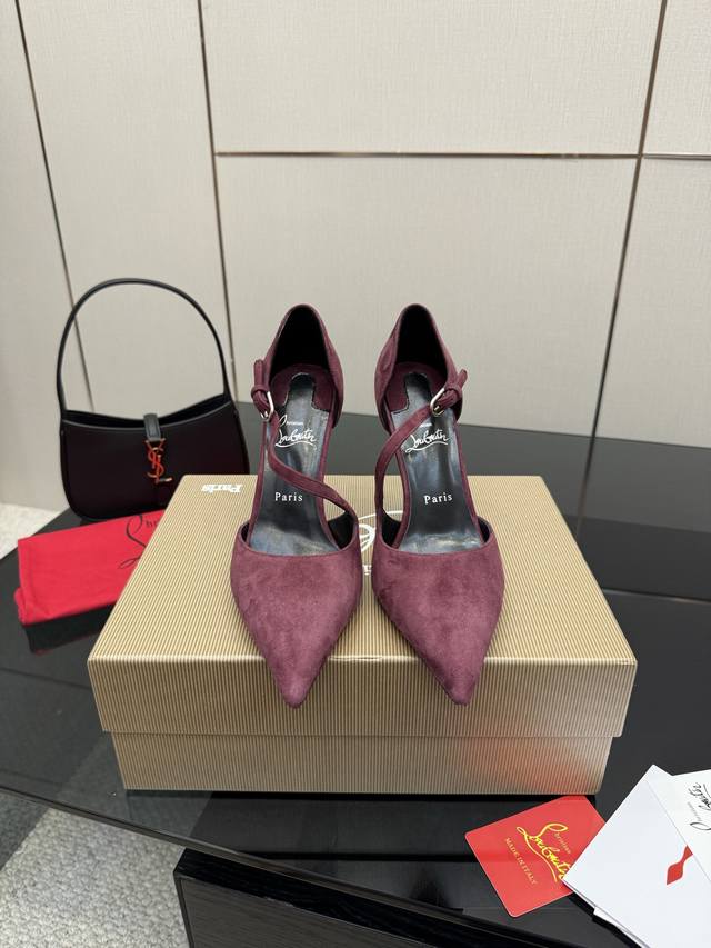 Christian Louboutin路铂廷高跟鞋，漆皮绒面面料，红色鞋底，一字带设计显瘦。内里羊皮，意大利真皮大底，舒适好走。 码数35-42 40.41.4