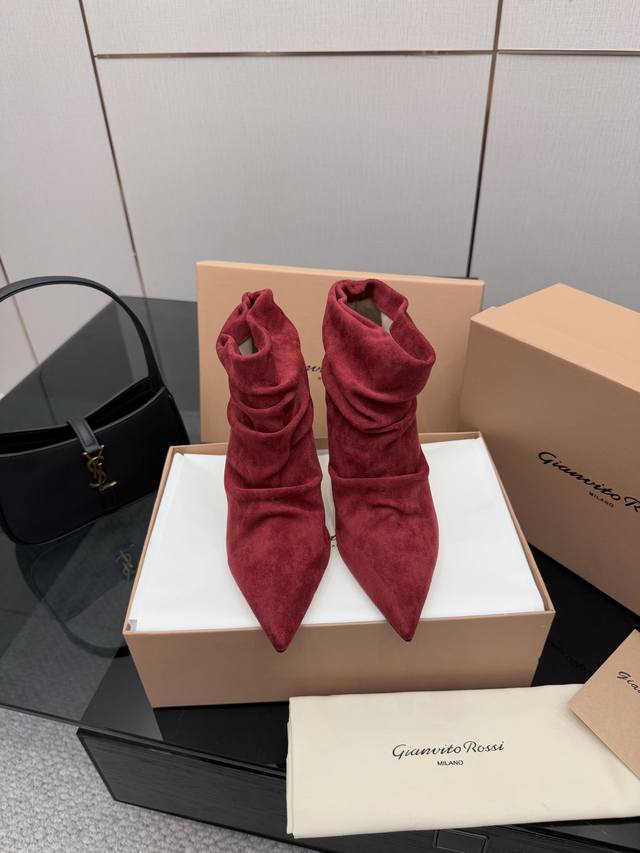 Gianvito Rossi褶皱高跟短靴，米色羊猄绒皮面料，尖头设计显腿长，褶皱靴筒修饰小腿曲线。全新带盒，跟高约9.5Cm，内里羊皮，意大利真皮大底，舒适好走