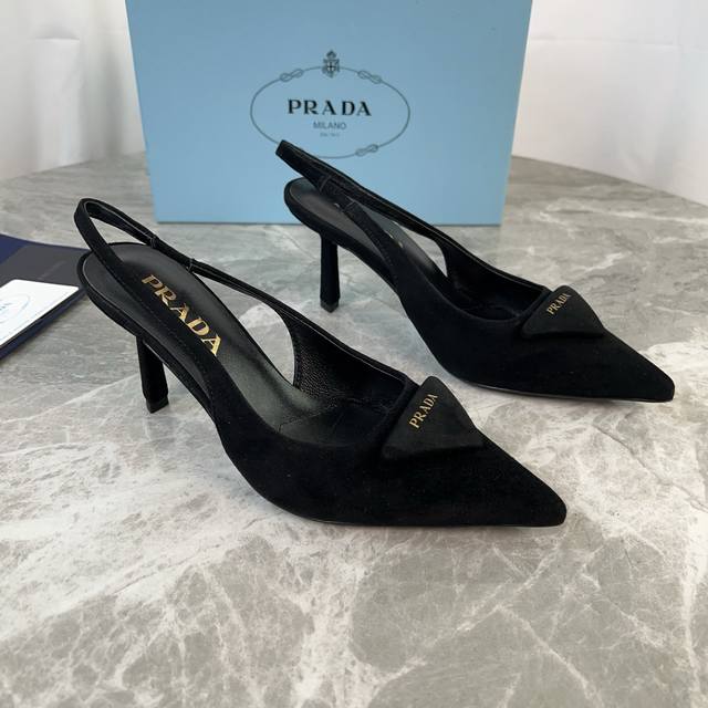 P家最新款 面：进口羊猄 里：超软羊皮里+垫脚 跟：7.5厘米包皮鞋跟 底：原版真皮大底 原版包装 Size:34-41 34、40、41定制