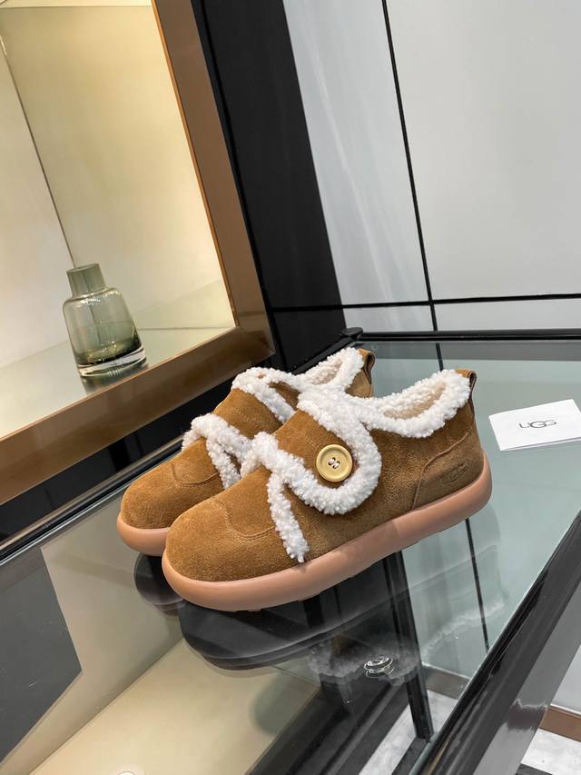 Ugg 25Ss 秋冬 网红毛毛 休闲鞋 软乎乎的设计 把“可爱”和“保暖”焊在脚上～ 奶Fufu的，搭卫衣牛仔裤就是甜妹本妹，厚底还能悄悄**！ 复古感拉满，