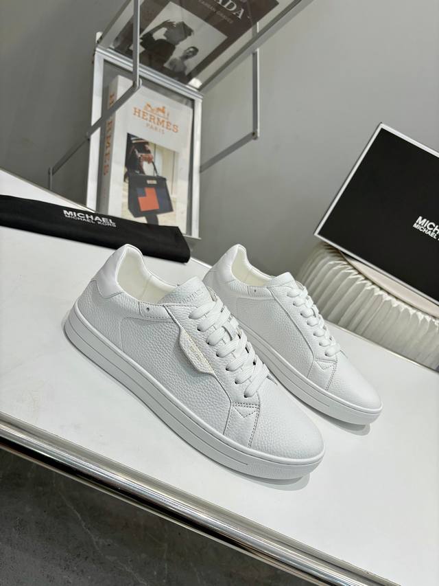 Michael Kors 四季男款管网同步发售 “独家开模”橡胶防滑耐磨大底、开始出货了 面料：进口头层牛皮+特殊定制品牌材料 、 内里：进口透气羊皮、 大底：