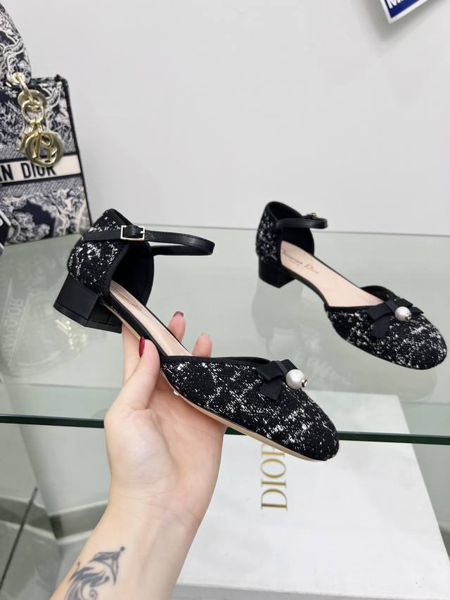 出厂 迪奥 Dior 春夏高定系列新款 Ballet 标志性电绣藤格纹低跟芭蕾舞女鞋 Cd字母Logo珍珠扣粗跟蝴蝶结凉鞋 材质：进口金属羊皮 环保藤格纹粗花呢