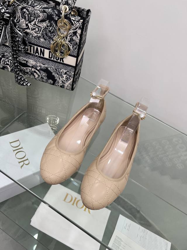 出厂价P 迪奥 早春新款 经典菱格刺绣单 鞋市面顶级高端版本 鞋身以珍珠和蝴蝶结配饰 甜美温柔 搭配衣 服很百搭 简约不简单的腾格纹刺绣 整双鞋子带来不一样的气