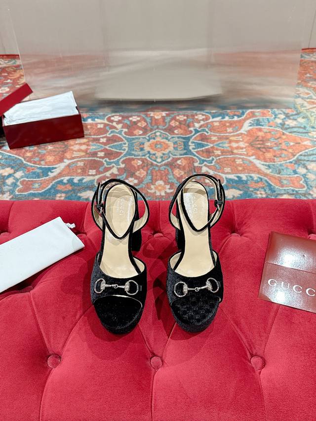 Gucci* 经典走秀马衔扣恨天高防水台高跟凉鞋，G家在体现高级感这块 总让人大写的服气看起来蛮简单的款式 但上脚就莫名很高阶 非常性感让你轻松搭配尽显各种风格