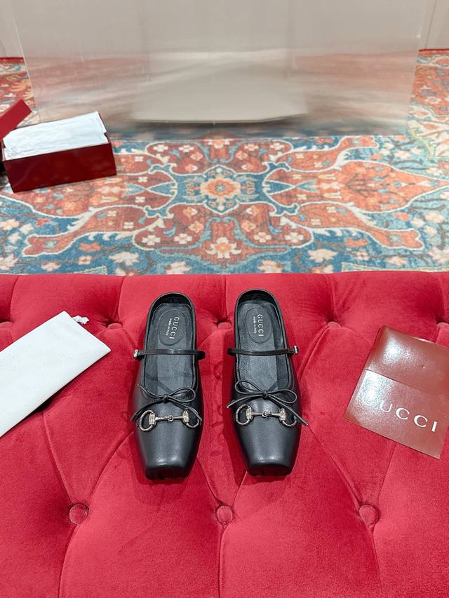 Gucci 2025早春25系列新品平底芭蕾鞋马衔扣新款小方头单鞋，鞋头方形设计搭配雅致的蝴蝶结细节，经典精致优雅俏皮时髦平底鞋，打造出色的穿着体验 面料:原版