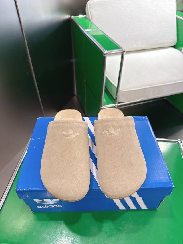 K001 Adidas 阿迪达斯舒适休闲拖鞋穆勒鞋 这款Adimule拖鞋，升格演绎Adilette经典设计，旨在带来别样舒适感。采用软木鞋底、绒面革鞋床和绒面