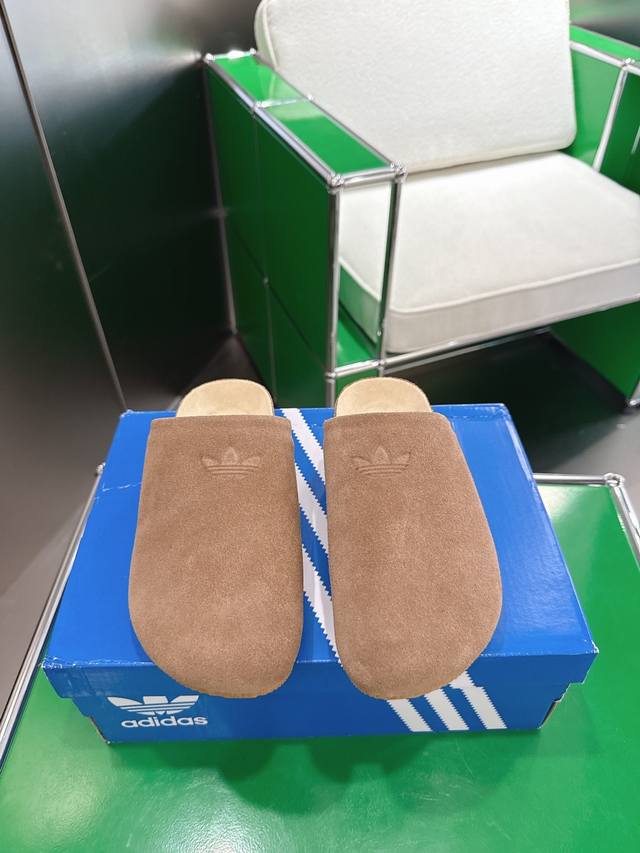 K001 Adidas 阿迪达斯舒适休闲拖鞋穆勒鞋 这款Adimule拖鞋,升格演绎Adilette经典设计,旨在带来别样舒适感。采用软木鞋底、绒面革鞋床和绒面  K001 Adidas 阿迪达斯舒适休闲拖鞋穆勒鞋 这款Adimule拖鞋,升格演绎Adilette经典设计,旨在带来别样舒适感。采用软木鞋底、绒面革鞋床和绒面