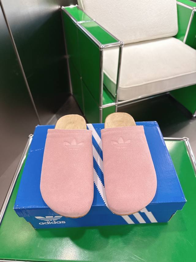 K001 Adidas 阿迪达斯舒适休闲拖鞋穆勒鞋 这款Adimule拖鞋,升格演绎Adilette经典设计,旨在带来别样舒适感。采用软木鞋底、绒面革鞋床和绒面  K001 Adidas 阿迪达斯舒适休闲拖鞋穆勒鞋 这款Adimule拖鞋,升格演绎Adilette经典设计,旨在带来别样舒适感。采用软木鞋底、绒面革鞋床和绒面